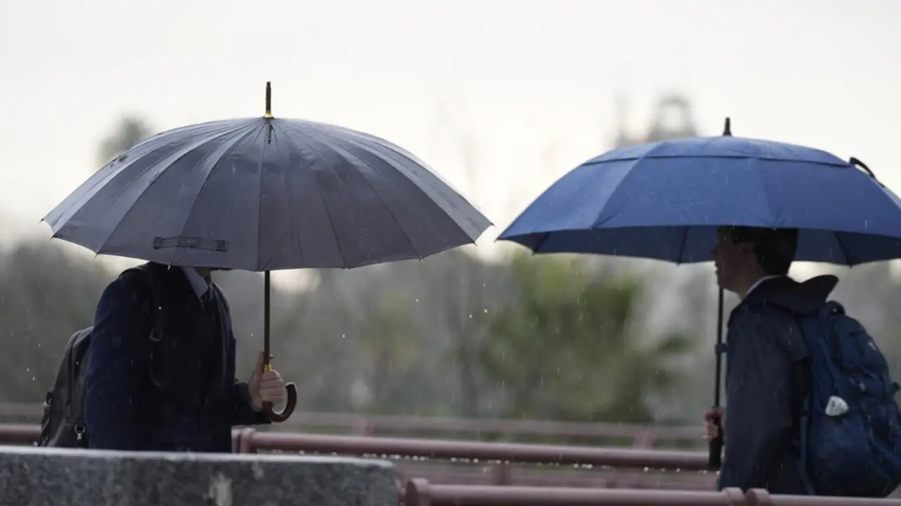  Archivo - Varias se protegen de la lluvia con un paraguas en una foto de archivo. - Joaquin Corchero - Europa Press - Archivo 