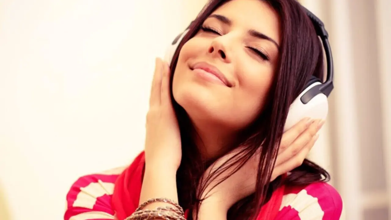  Archivo - Escuchar m&uacute;sica. Cascos. Chica escuchando canciones. - OI2 - Archivo 