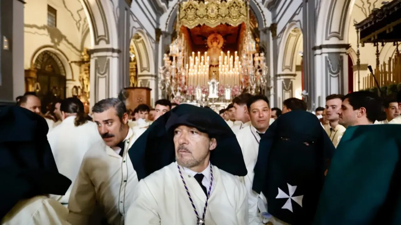  Antonio Banderas ejerce como capataz en la estaci&oacute;n de penitencia de la Cofrad&iacute;a de L&aacute;grimas y Favores en M&aacute;laga el Domingo de Ramos. - &Aacute;lex Zea - Europa Press 