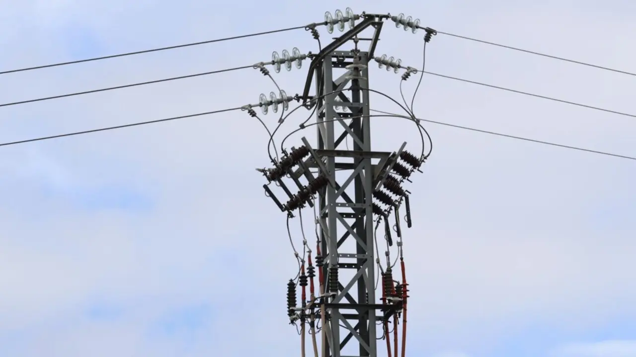  Archivo - Un poste el&eacute;ctrico, a 14 de marzo de 2025, en Madrid (Espa&ntilde;a). - Marta Fern&aacute;ndez - Europa Press - Archivo 