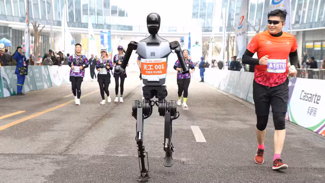  As&iacute; es Tiangong, el primer robot humanoide chino en completar una media marat&oacute;n: "Esta carrera es solo el principio" 