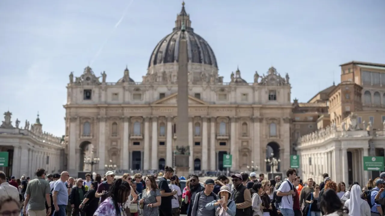  La plaza de San Pedro del Vaticano en el d&iacute;a de la muerte del Papa Francisco. - Oliver Weiken/dpa 