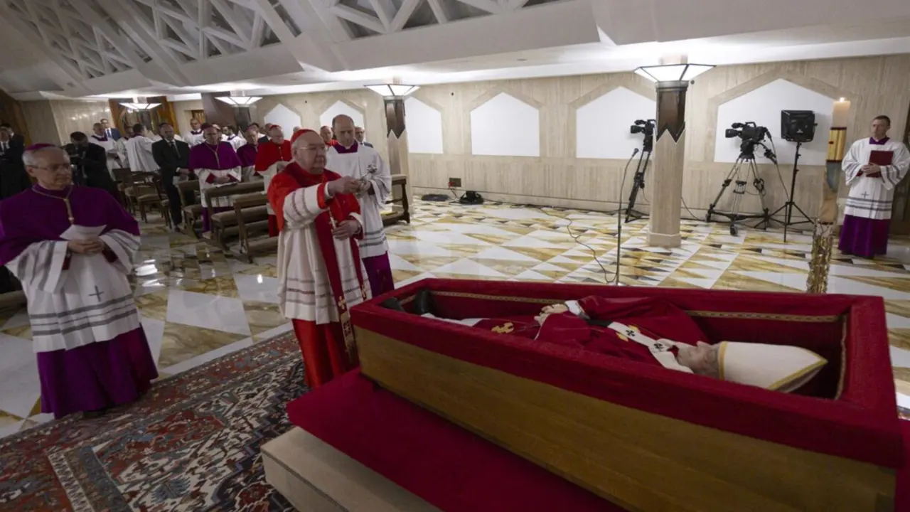  El cardenal Kevin Farrell frente al f&eacute;retro del Papa Franciscso. - Vatican Media Press Office / Zuma Press / Contacto 