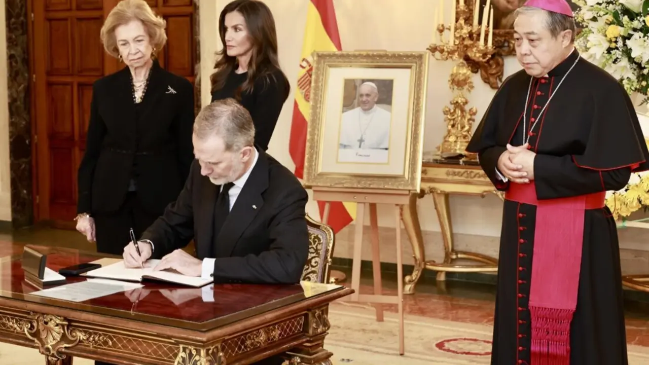  Los Reyes Felipe VI (2d) y Letizia (2i) y la Reina Sof&iacute;a (1i) firman el libro de condolencias por el Papa Francisco, en la Nunciatura Apost&oacute;lica, a 22 de abril de 2025, en Madrid (Espa&ntilde;a). - Casa de S.M. el Rey 