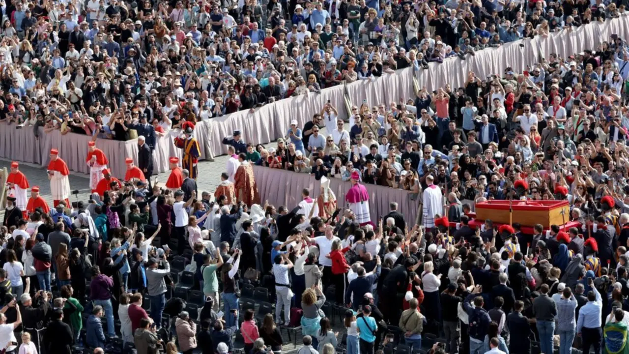  23 April 2025, Vatican, Vatican City: The body of Pope Francis transported in an open coffin across St. Peter's Square to St. Peter's Basilica, where he will be laid out for three days. Photo: Christoph Reichwein/dpa - Christoph Reichwein/dpa 