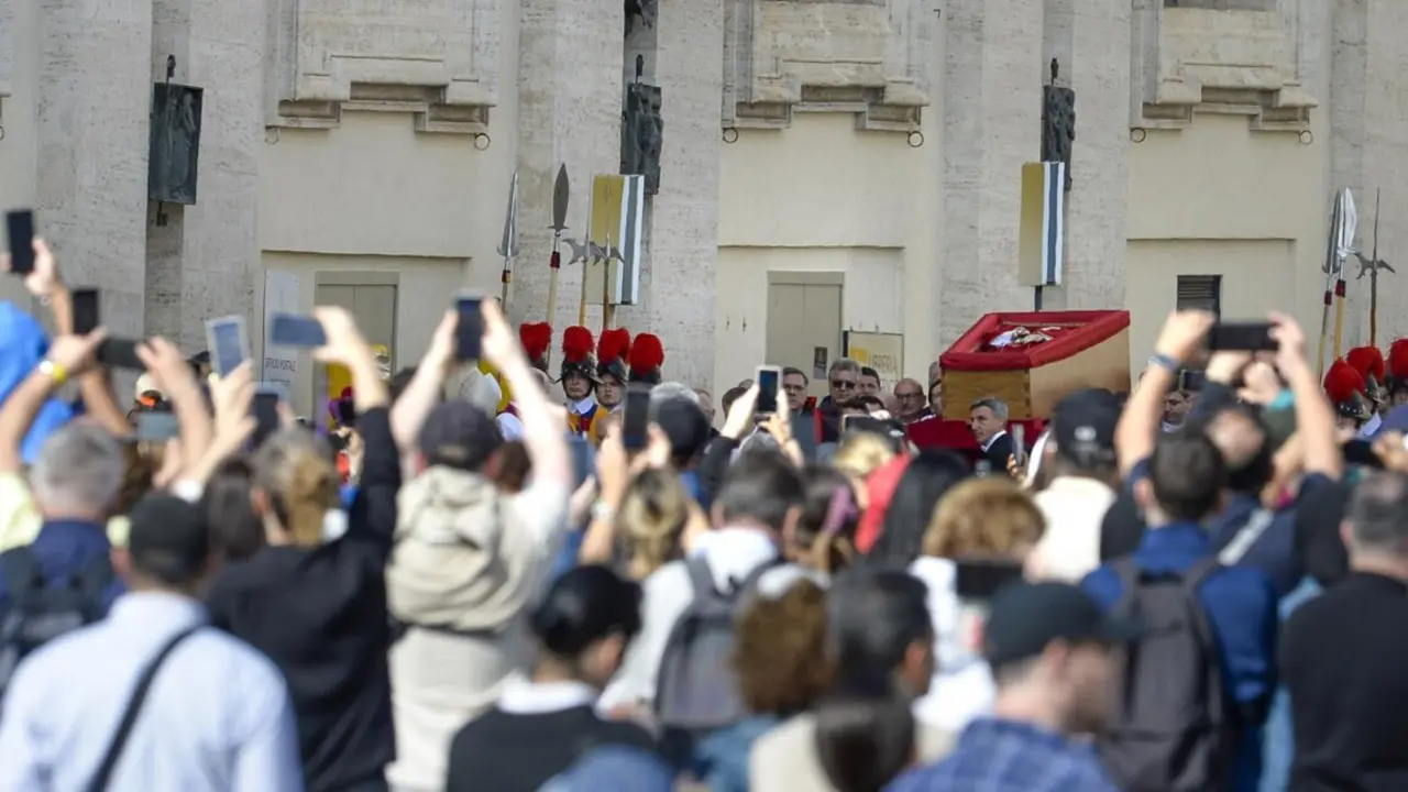  Cientos de personas observan la llegada del f&eacute;retro del Papa Francisco I a la Bas&iacute;lica de San Pedro, a 23 de abril de 2025, en Ciudad del Vaticano. - Stefano Spaziani - Europa Press 