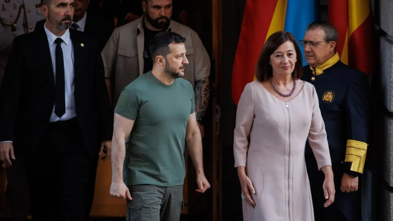  Archivo - El presidente de Ucrania, Volodimir Zelenski (i), y la presidenta del Congreso, Francina Armengol (d), durante su visita al Congreso de los Diputados en 2024 - Alejandro Mart&iacute;nez V&eacute;lez - Europa Press - Archivo 