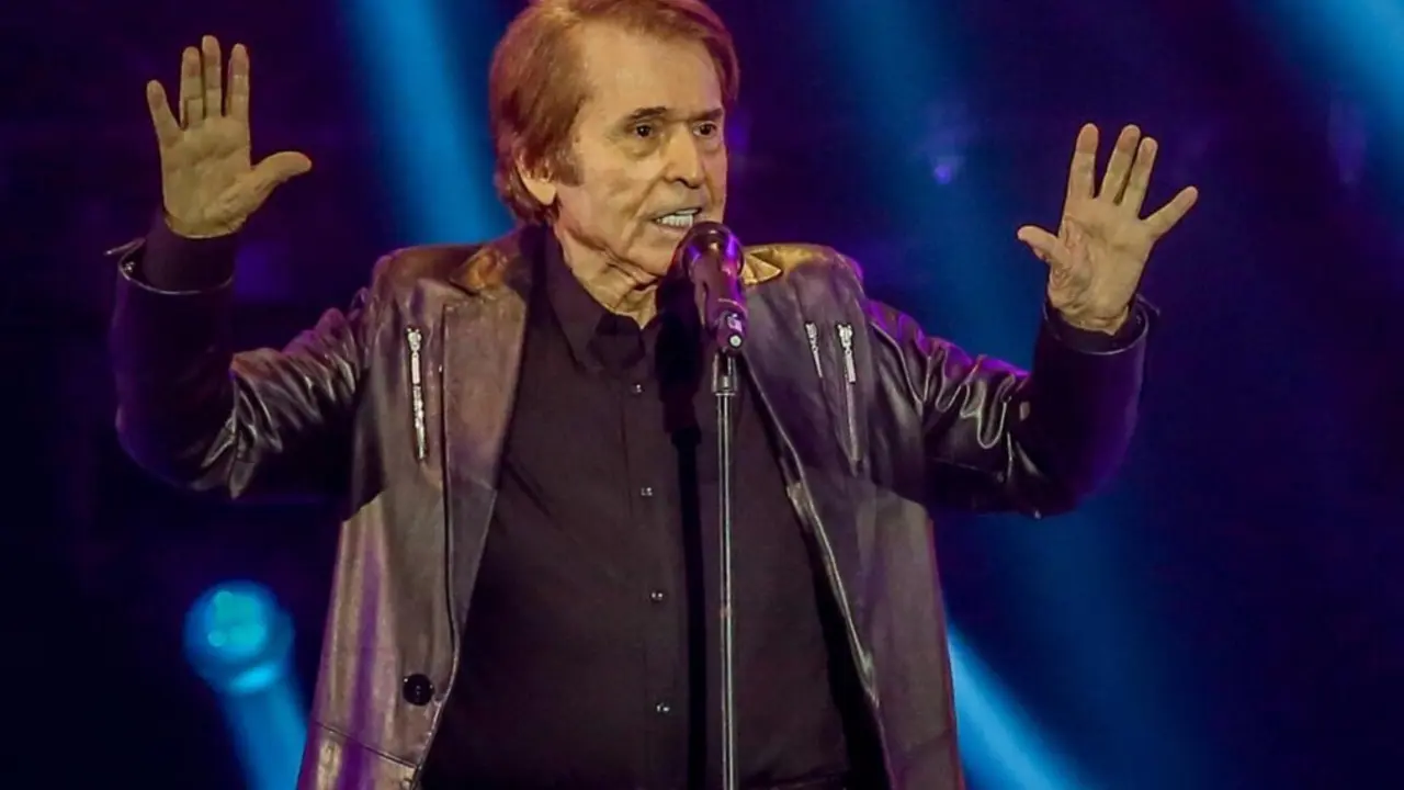  Archivo - El cantante Raphael act&uacute;a en el concierto solidario &lsquo;La m&uacute;sica con La Palma: M&aacute;s fuertes que el volc&aacute;n&rsquo; en Wizink Center, a 8 de enero de 2022, en Madrid (Espa&ntilde;a). RTVE en colaboraci&oacute;n con la Asociaci&oacute;n de Promotores musicales (APM) y el Cabil - Ricardo Rubio - Europa Press - Archivo 