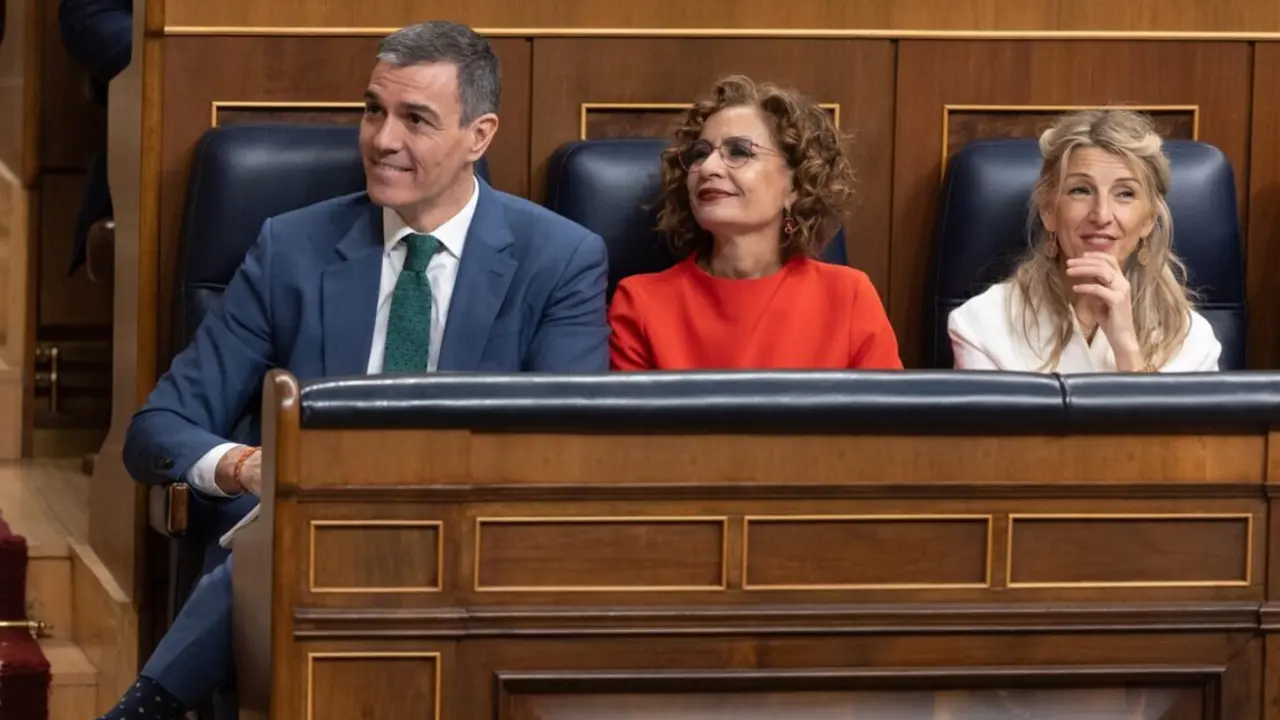  (I-D) El presidente del Gobierno, Pedro S&aacute;nchez; la ministra de Hacienda, Mar&iacute;a Jes&uacute;s Montero y la vicepresidenta segunda, Yolanda D&iacute;az, durante una sesi&oacute;n plenaria en el Congreso de los Diputados, a 26 de marzo de 2025, en Madrid (Espa&ntilde;a). - Eduardo Parra - Europa Press 