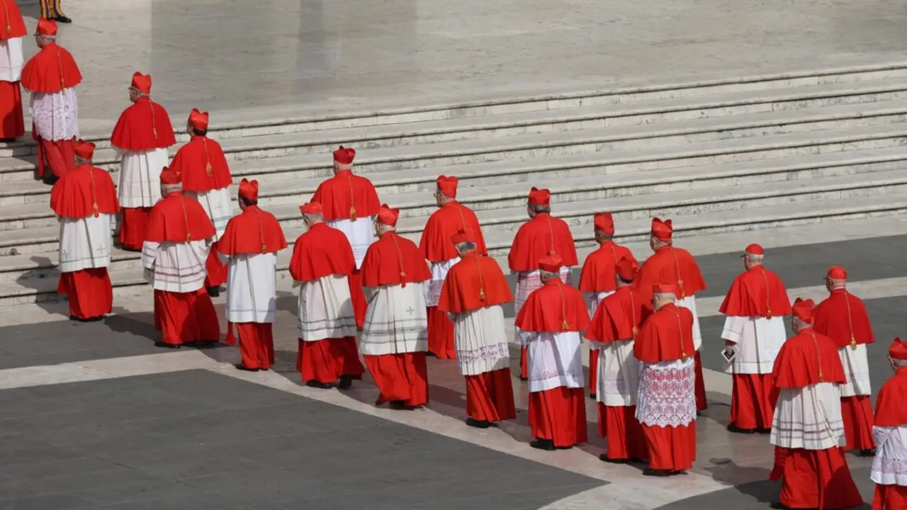  23 April 2025, Vatican, Vatican City: Cardinals take part in the ceremony for the transfer of Pope Francis' body, which will be laid out in St. Peter's Basilica for three days. Photo: Marco Iacobucci / Ipa-Agency.Net/LiveMedia-IPA/ZUMA Press Wire/dpa - Marco Iacobucci / Ipa-Agency.Net / DPA 