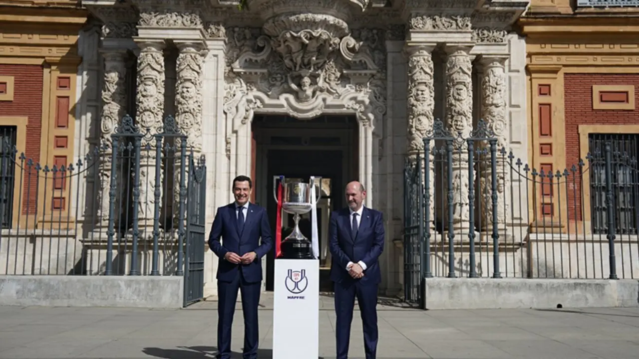  El presidente andaluz y el presidente de la Real Federaci&oacute;n Espa&ntilde;ola de F&uacute;tbol flanquean la Copa del Rey ante el Palacio de San Telmo. 