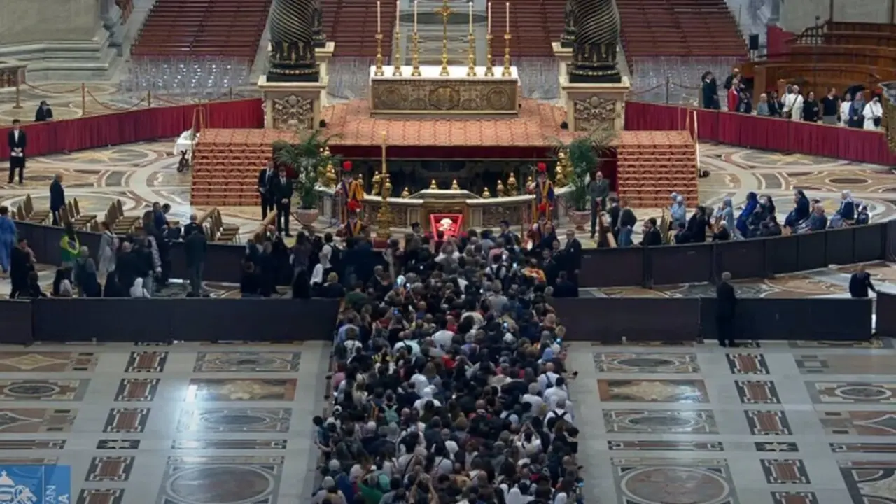  Imagen de las colas en la Bas&iacute;lica de San Pedro. - VATICAN MEDIA 