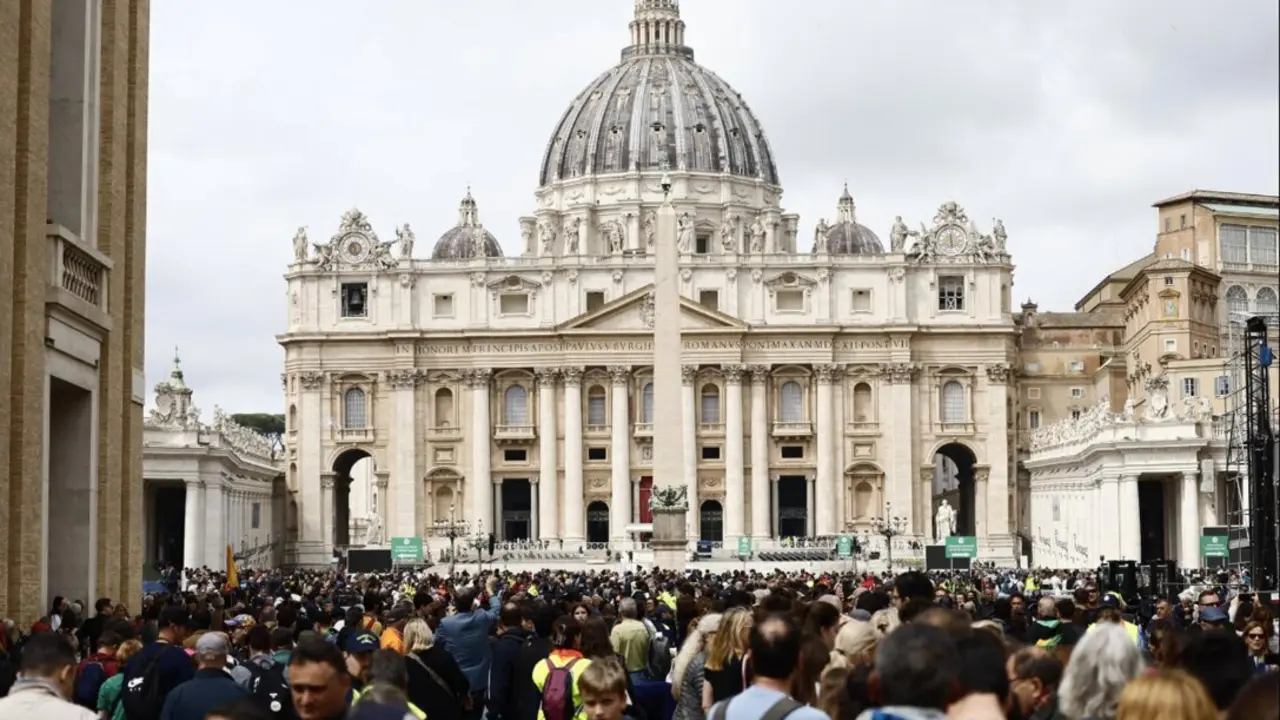  Colas para entrar a la bas&iacute;lica de San Pedro, donde se encuentra el f&eacute;retro del Papa Francisco. - Cecilia Fabiano / Zuma Press / ContactoPhoto | EP 