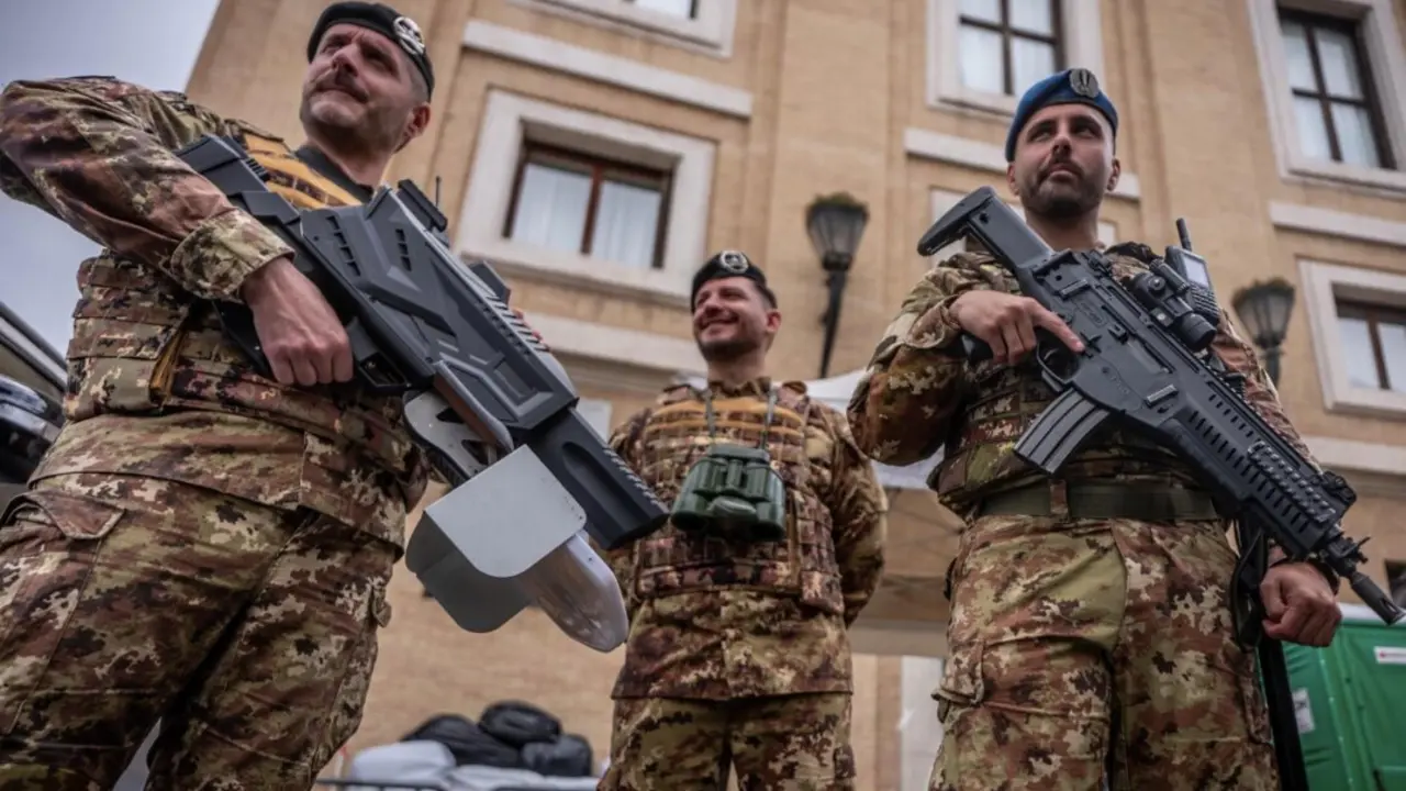  Soldados en la Plaza de San Pedro del Vaticano. - Michael Kappeler/dpa | EP 