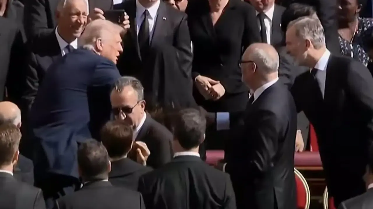  El Rey Felipe VI saluda al presidente de Estados Unidos, Donald Trump, antes del inicio del funeral del Papa Francisco. - VATICANO | EP 