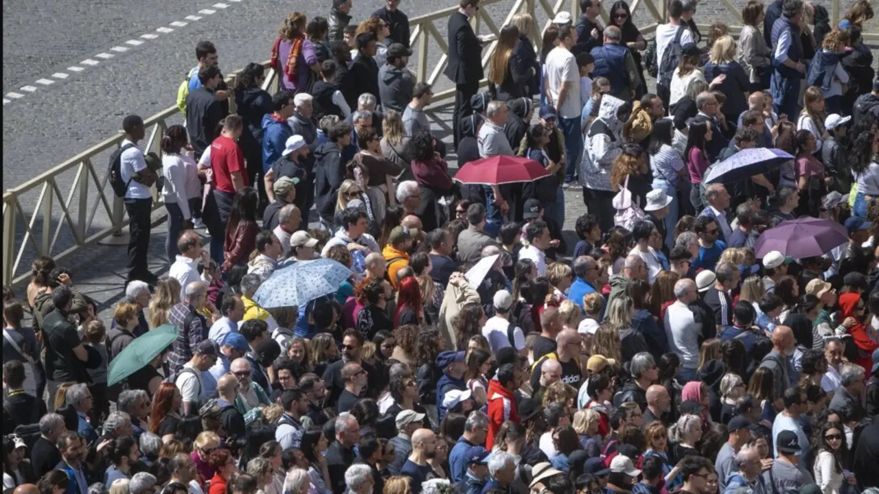  Decenas de personas hacen cola en la Plaza de San Pedro, a 25 de abril de 2025, en Ciudad del Vaticano (Italia). Casi 130.000 personas han presentado sus respetos al pont&iacute;fice, muchas de las cuales hicieron cola durante horas para verlo tendido en el ata&uacute; - Lorena Sop&ecirc;na - Europa Press 