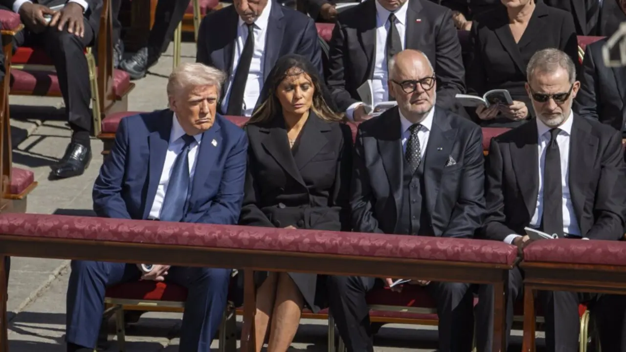  El presidente de EEUU, Donald Trump (i), la primera dama de EEUU, Melania Trump (2i), y el Rey Felipe VI (d) durante el funeral del Papa, en la plaza de San Pedro, a 26 de abril de 2025, en Ciudad del Vaticano. - Lorena Sop&ecirc;na - Europa Press 