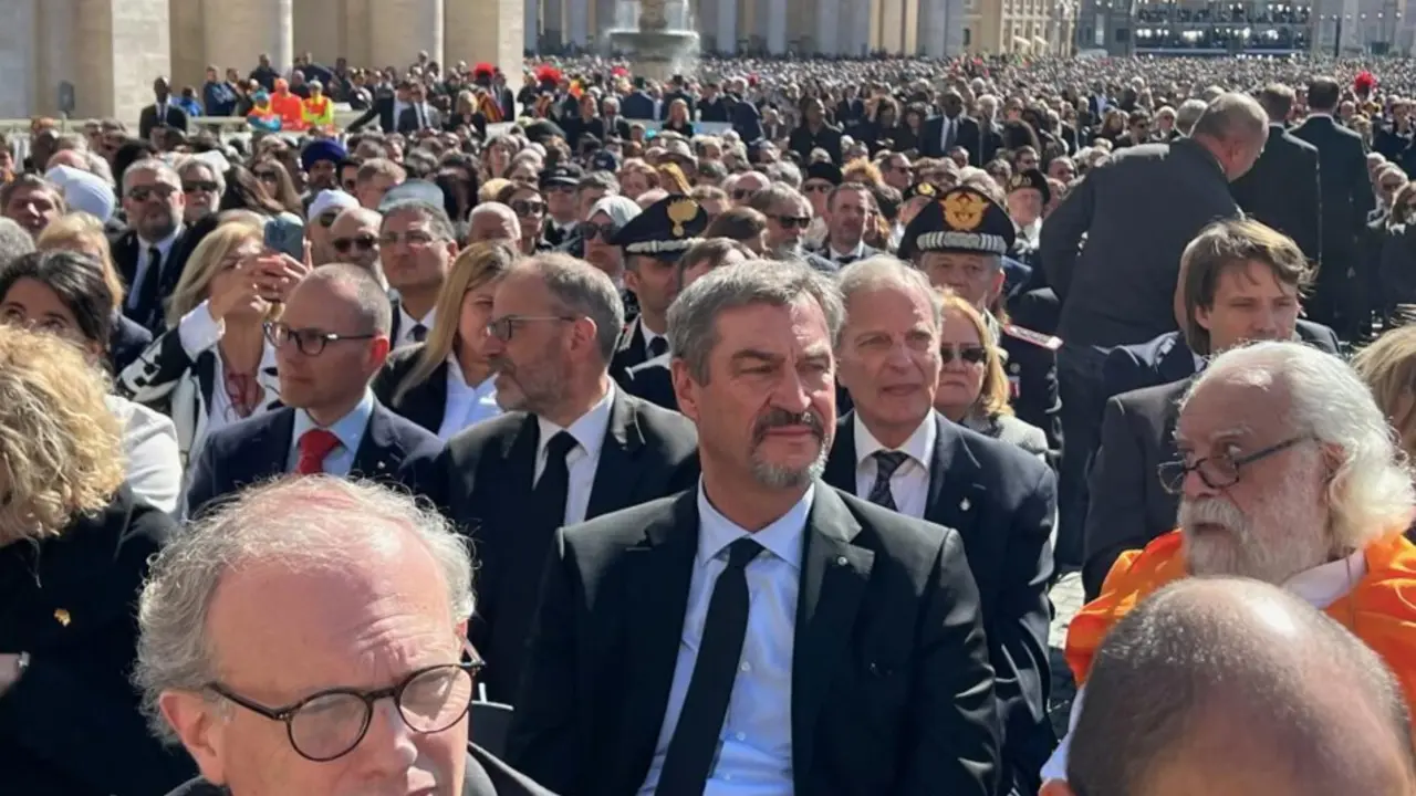  HANDOUT - 26 April 2025, Vatican, Vatican City: Markus Soeder (C), Minister President of Bavaria, attends the funeral mass for the late Pope Francis in St. Peter's Square. The Argentine pontiff, who led the Catholic Church from 2013, died on Easter Monday - Bayerische Staatskanzlei/dpa | EP 