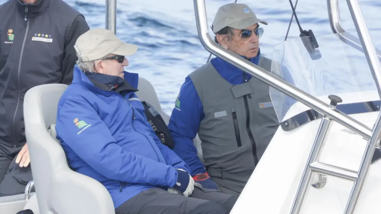  El Rey Juan Carlos y Pedro Campos salen a navegar en la lancha "Cristina", a 26 de abril de 2025, en Sanxenxo (Espa&ntilde;a). - Jos&eacute; Ram&oacute;n Hernando - Europa Press 