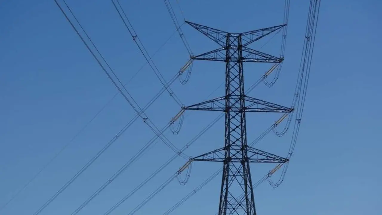 Vista de una torre de alta tensi&oacute;n 