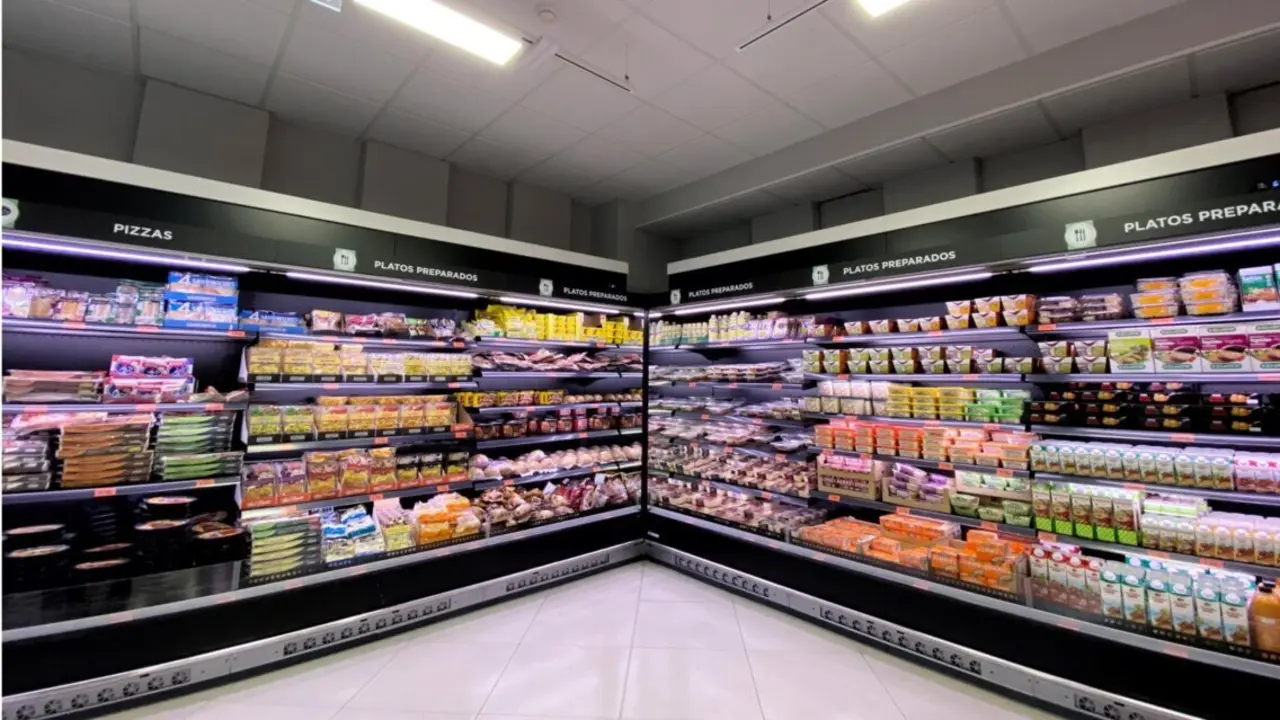  Archivo - Neveras con platos preparados en un supermercado de Madrid. - Eduardo Parra - Europa Press - Archivo 