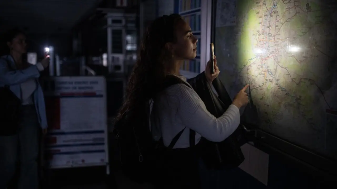 Una mujer ilumina con la linterna del m&oacute;vil un plano de la red de Metro de Madrid en una estaci&oacute;n, el 28 de abril de 2025 en Madrid, Espa&ntilde;a. - Alejandro Mart&iacute;nez V&eacute;lez/Europ / Europa Press 