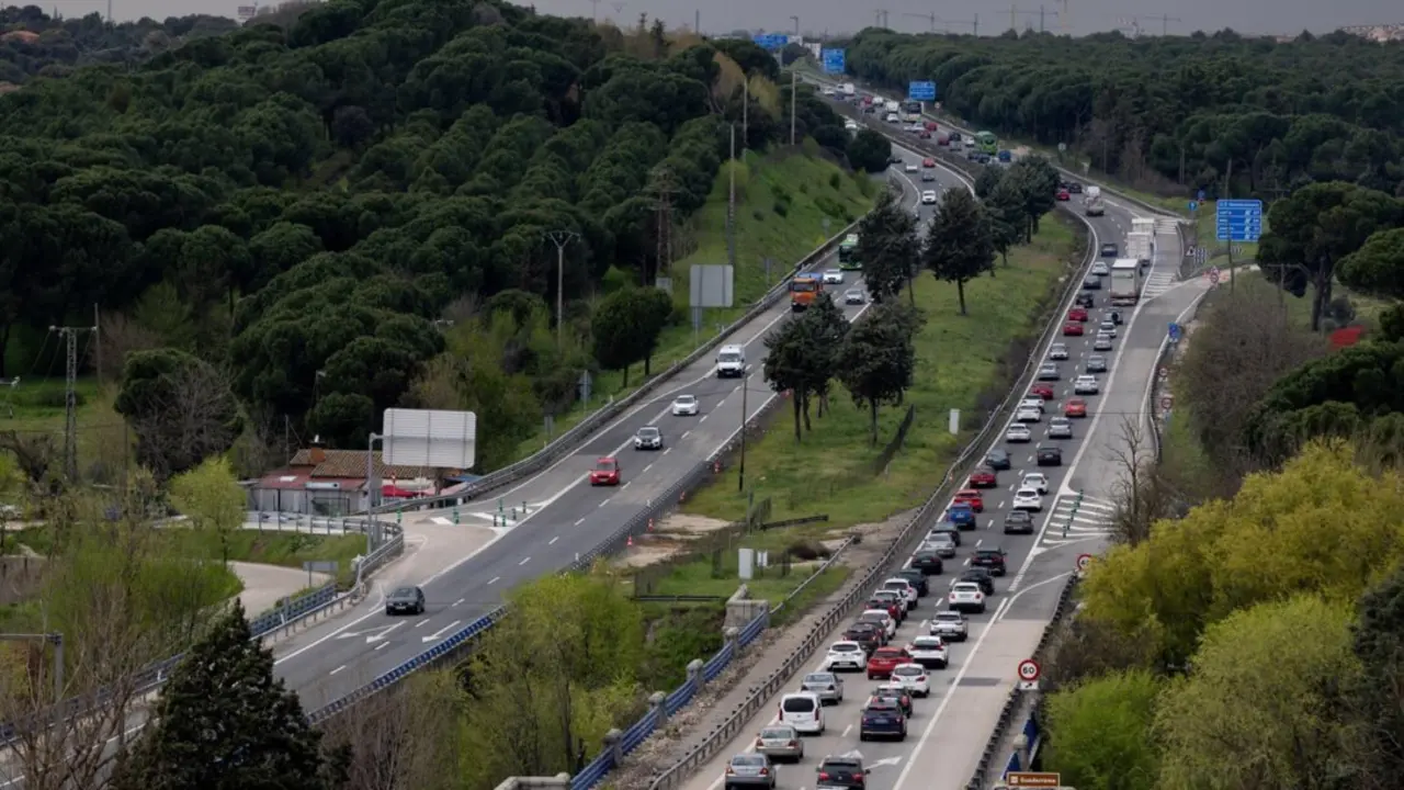  Varios veh&iacute;culos circulan por la A-5 - Eduardo Parra - Europa Press 