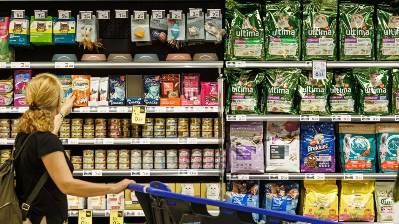  Archivo - Productos para animales en un supermercado de Caprabo. - CAPRABO - Archivo 