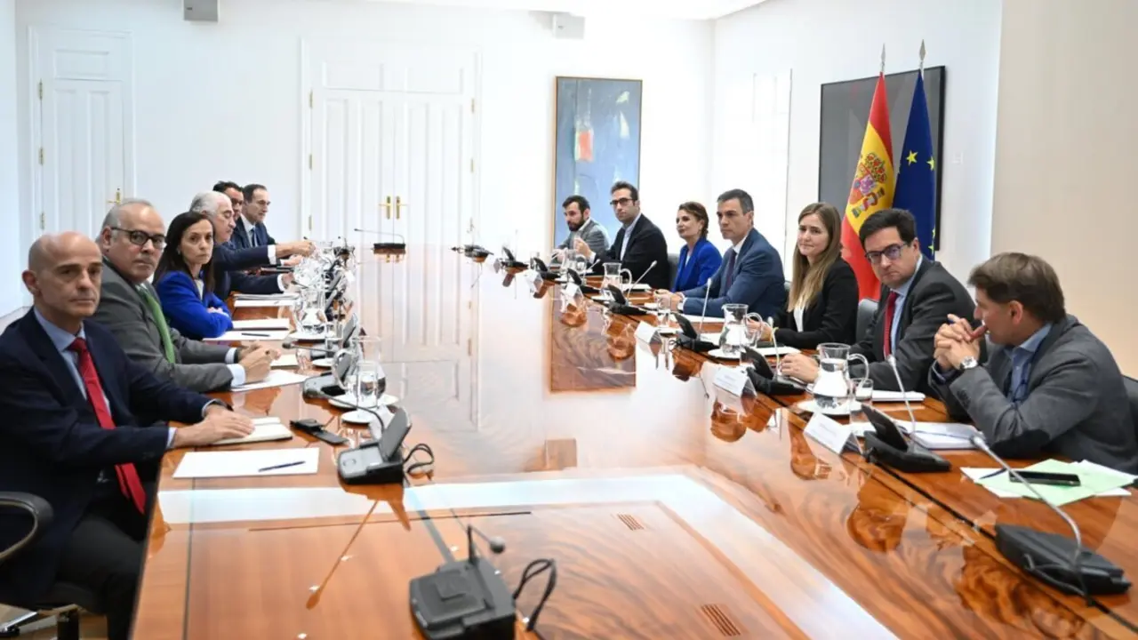  Reuni&oacute;n del presidente del Gobierno, Pedro S&aacute;nchez con las principales compa&ntilde;&iacute;as el&eacute;ctricas tras el apag&oacute;n que afect&oacute; a toda la Pen&iacute;nsula Ib&eacute;rica - MONCLOA 