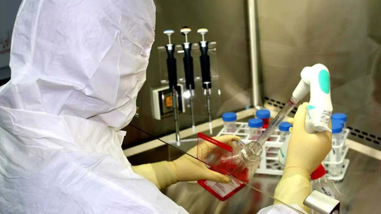  Una investigadora en un laboratorio de terapias avanzadas. 