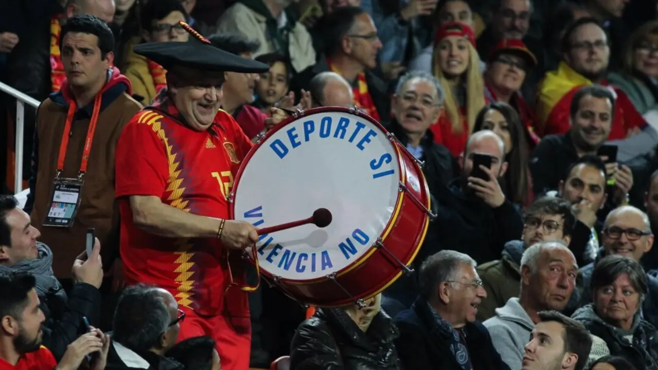  Archivo - Manolo 'el del Bombo', en un partido de la selecci&oacute;n espa&ntilde;ola. - Irina R.H. / AFP7 / Europapress - Archivo 