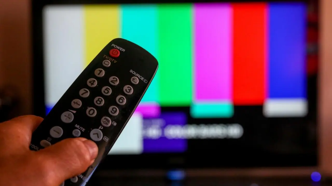  Archivo - Una persona utiliza su mando de la televisi&oacute;n - Ricardo Rubio - Europa Press - Archivo 