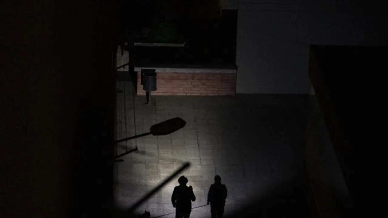  Las calles de la ciudad sin luz durante el apag&oacute;n en Vigo, Galicia - Alberto Paredes - Europa Press 