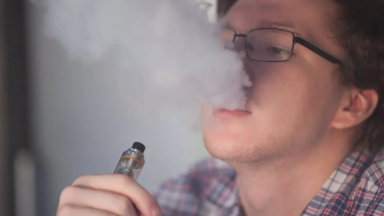  Archivo - Cigarrillo electr&oacute;nico. Adolescente vapeando. Vapeo - COM SALUD - Archivo 