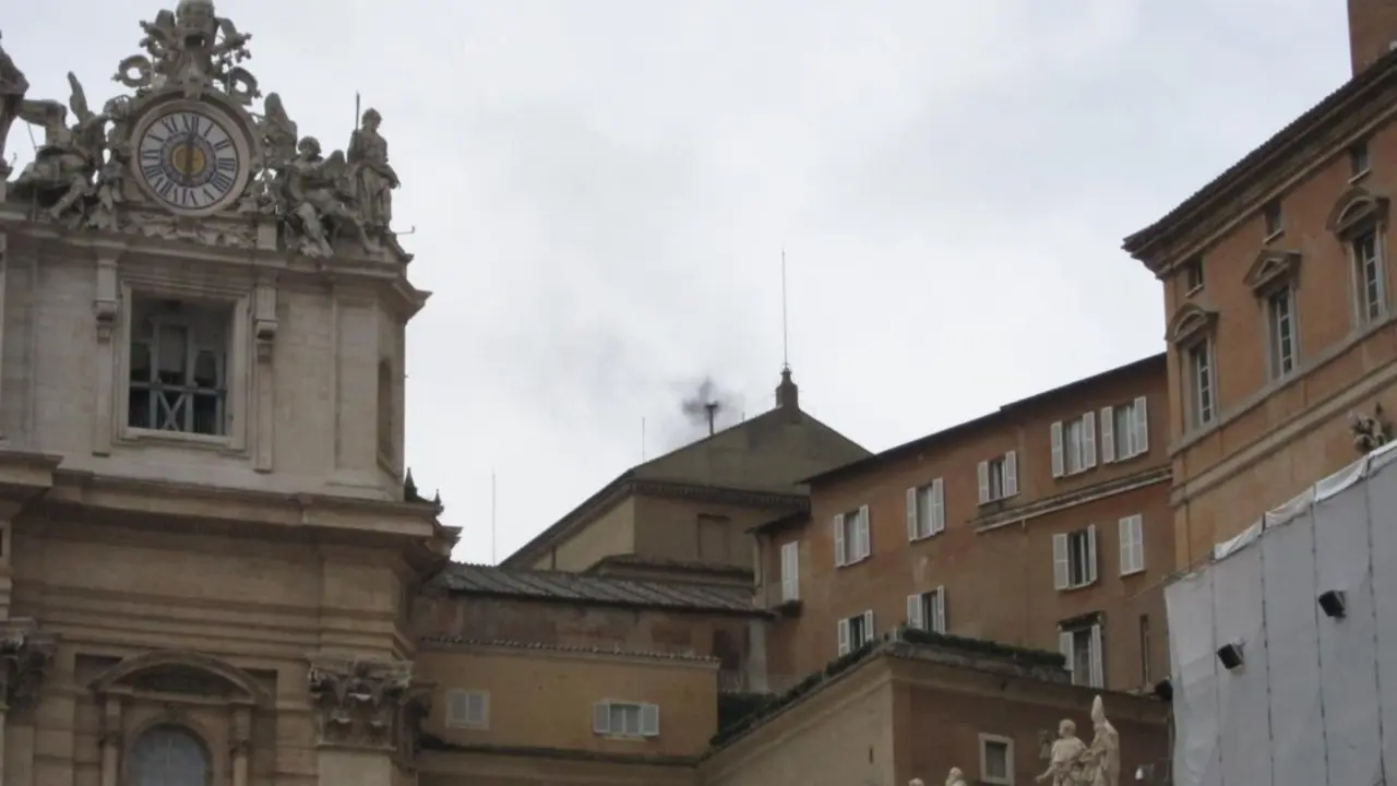  Archivo - Fumata negra, foto de archivo. - EUROPA PRESS - Archivo 