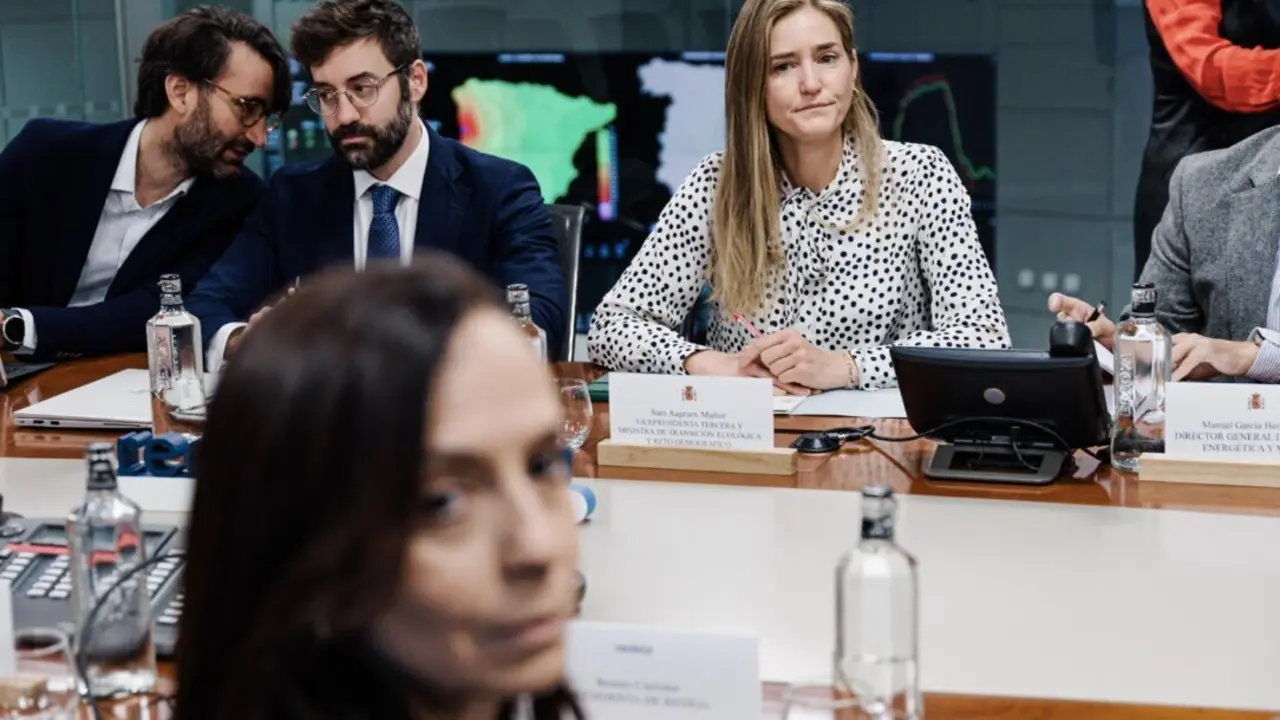  La vicepresidenta tercera y ministra para la Transici&oacute;n Ecol&oacute;gica, Sara Aagesen y la presidenta de Red El&eacute;ctrica de Espa&ntilde;a, Beatriz Corredor, asisten a la reuni&oacute;n para el an&aacute;lisis de la crisis el&eacute;ctrica, a 3 de mayo de 2025, en Madrid (Espa&ntilde;a). - Carlos Luj&aacute;n / Europa Press 