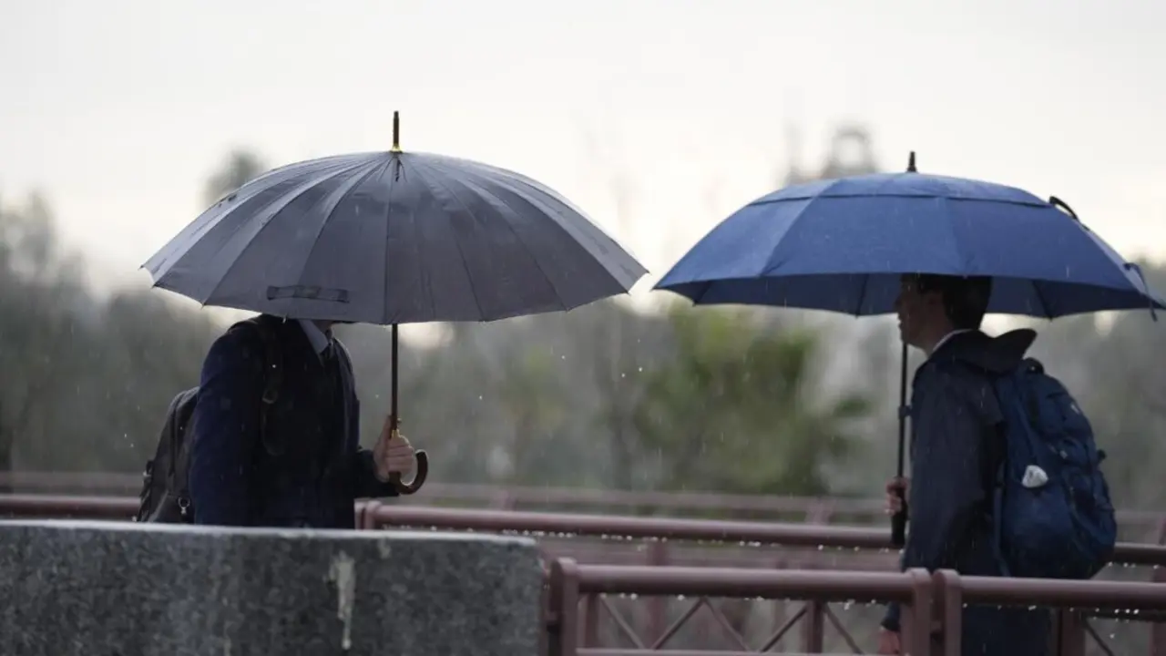  Archivo - Varias personas se protegen de la lluvia con un paraguas. - Joaquin Corchero - Europa Press - Archivo 