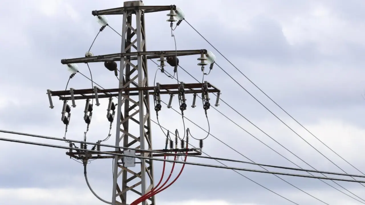  Archivo - Un poste el&eacute;ctrico, a 14 de marzo de 2025, en Madrid (Espa&ntilde;a). - Marta Fern&aacute;ndez - Europa Press - Archivo 