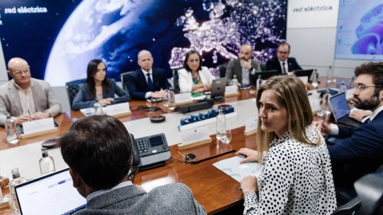  La vicepresidenta tercera y ministra para la Transici&oacute;n Ecol&oacute;gica, Sara Aagesen y la presidenta de REE , Beatriz Corredor, en la reuni&oacute;n para el an&aacute;lisis de la crisis el&eacute;ctrica, en la sede de REE, a 3 de mayo de 2025, en Madrid (Espa&ntilde;a). - Carlos Luj&aacute;n / Europa Press 