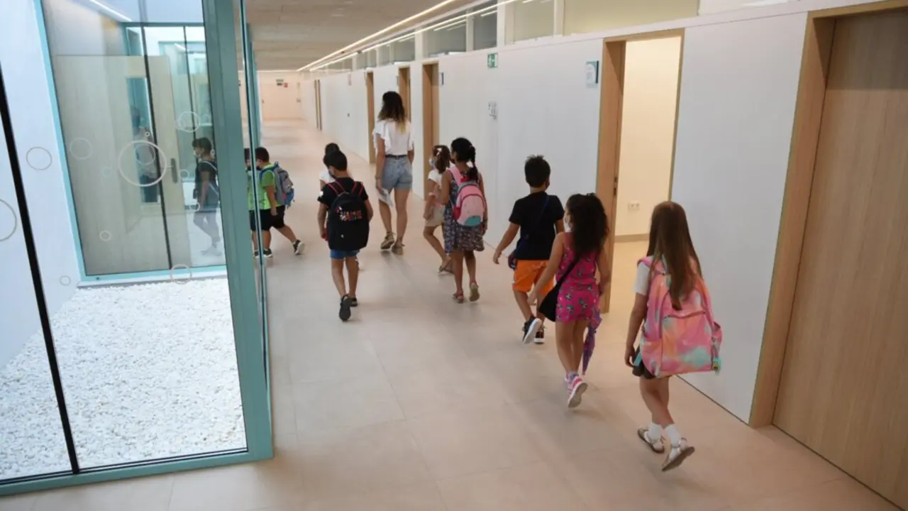  Archivo - Una profesora acompa&ntilde;a a alumnos de Educaci&oacute;n Primaria (archivo) - Jorge Gil - Europa Press - Archivo 