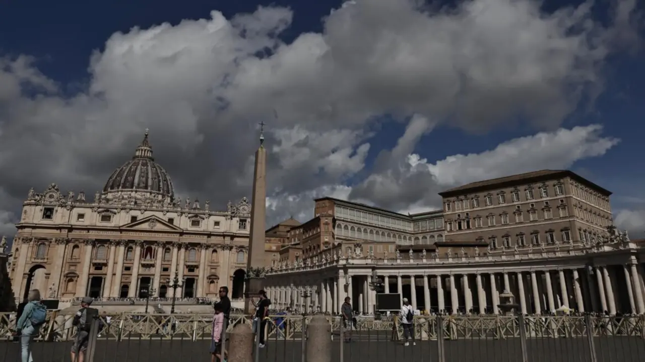  May 6, 2025 - Vatican City. Red drapes are wrapped around columns of the central lodge of St. Peter's Basilican Vatican city, before the Conclave starting on May 7, where the 267th pontiff of the Catholic Churc will be elected. &Acirc;EvandroInetti_via ZUMA - Evandro Inetti / Zuma Press / ContactoPhoto 