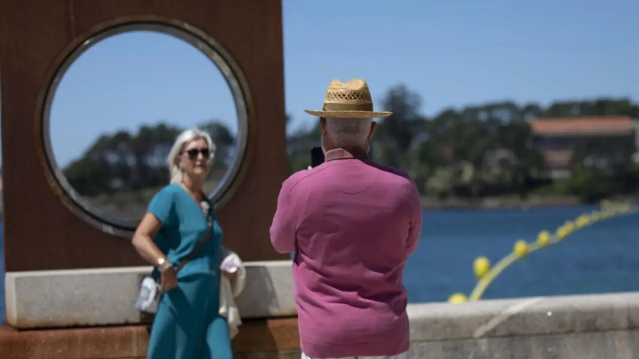  Archivo - Un hombre echa una foto a una mujer en el paseo mar&iacute;timo de la playa de Sanxenxo, a 4 de junio de 2021, en Sanxenxo, Pontevedra, Galicia, (Espa&ntilde;a). - Beatriz Ciscar - Europa Press - Archivo 