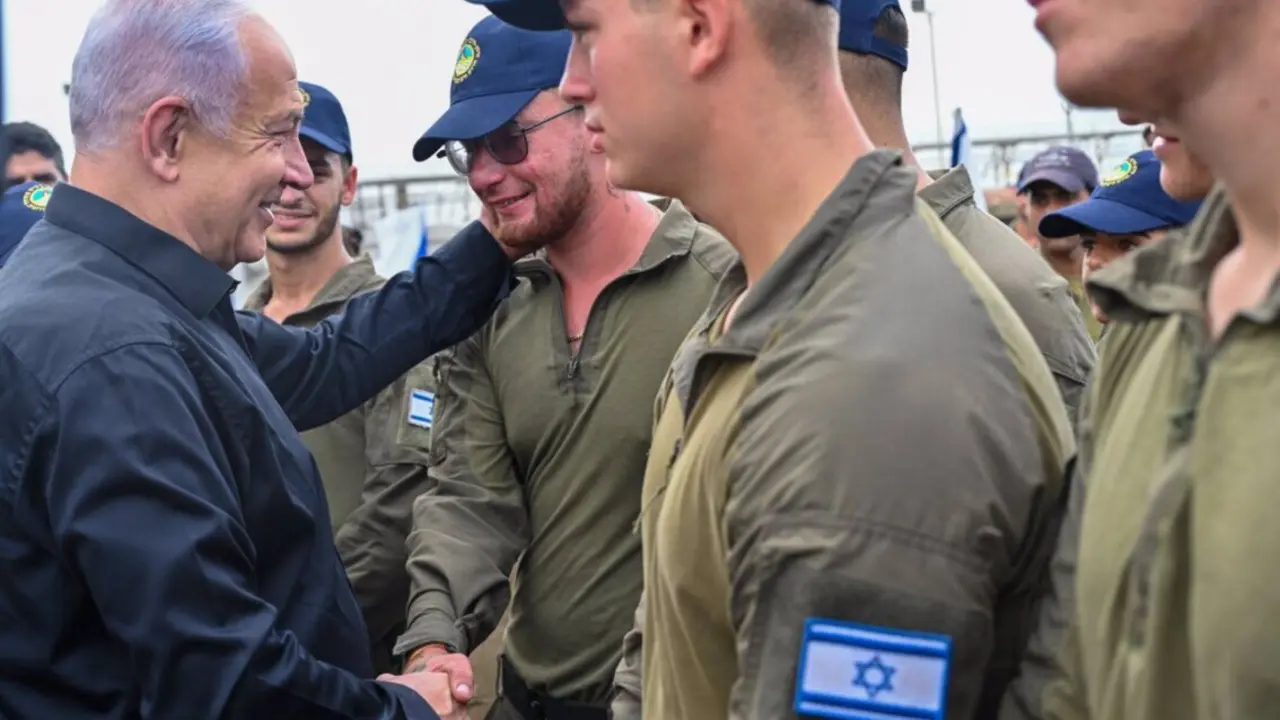  Archivo - HANDOUT - 29 October 2023, Israel, Ashdod: Israeli Prime Minister Benjamin Netanyahu visits the southern sector Navy base in Ashdod. Photo: Amos Ben-Gershom/GPO/dpa - Amos Ben-Gershom/GPO/dpa - Archivo 