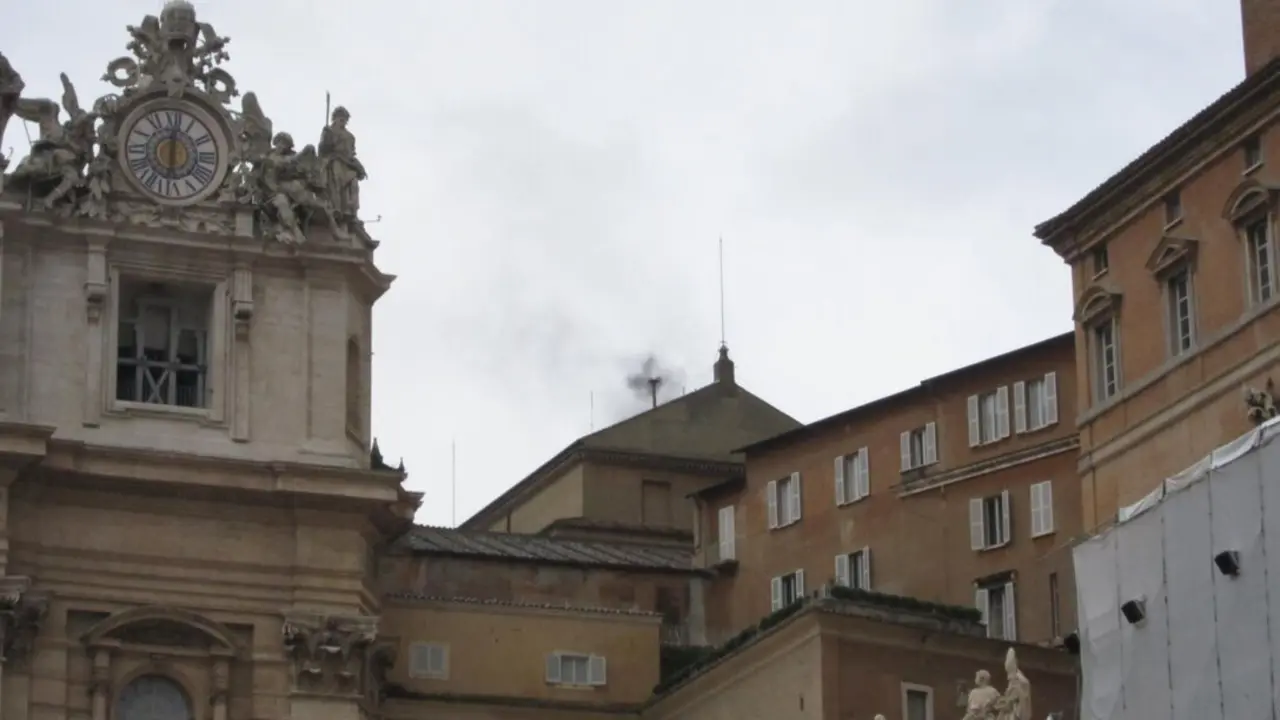  Archivo - Fumata negra en la segunda jornada del c&oacute;nclave de 2013, en el Vaticano - EUROPA PRESS - Archivo 