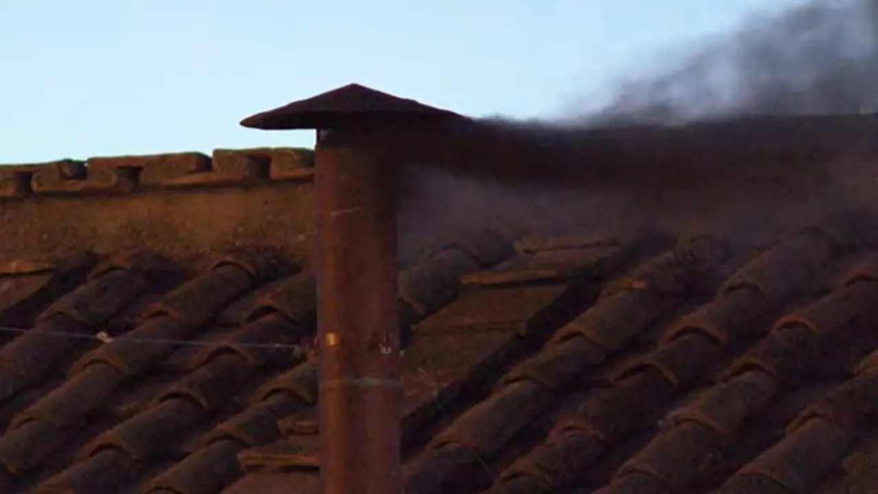  Primera fumata negra en la plaza de San Pedro del Vaticano - EUROPA PRESS 