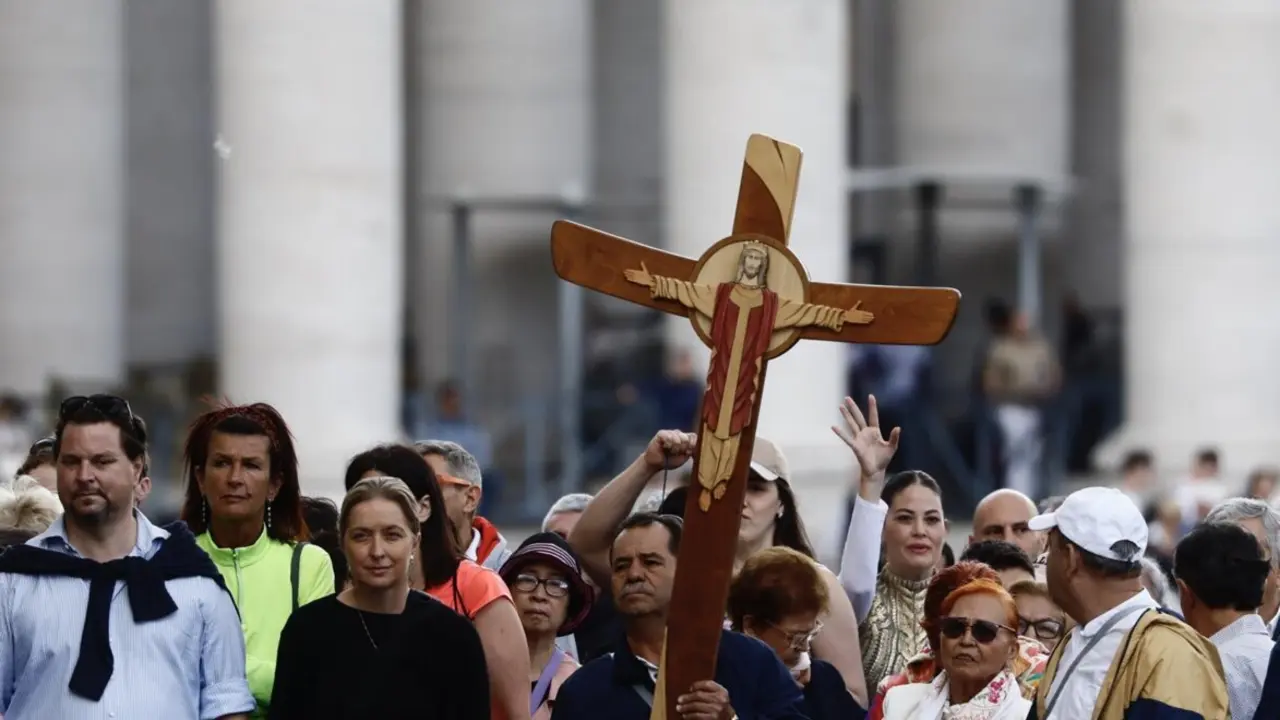  Fieles en la plaza de San Pedro en el segundo d&iacute;a del C&oacute;nclave - Europa Press/Contacto/Cecilia Fabiano 
