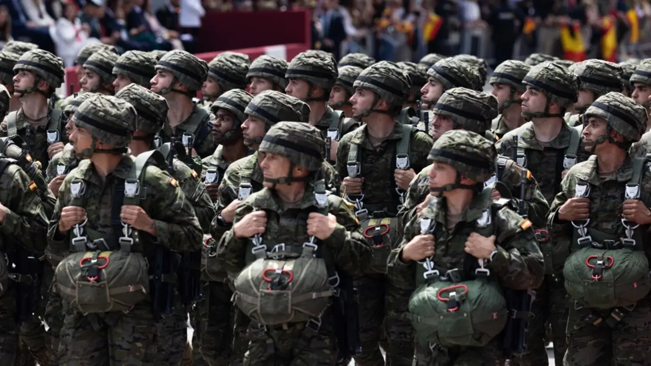  Archivo - Varios militares desfilan con motivo del d&iacute;a de las fuerzas armadas en 2024 - Imanol Rimada - Europa Press - Archivo 