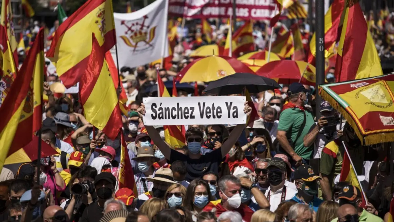  Archivo - Un hombre con un cartel en el que se lee: `S&aacute;nchez vete ya, en concentraci&oacute;n en la Plaza de Col&oacute;n, a 13 de junio de 2021, en Madrid (Espa&ntilde;a). - Alejandro Mart&iacute;nez V&eacute;lez - Europa Press - Archivo 