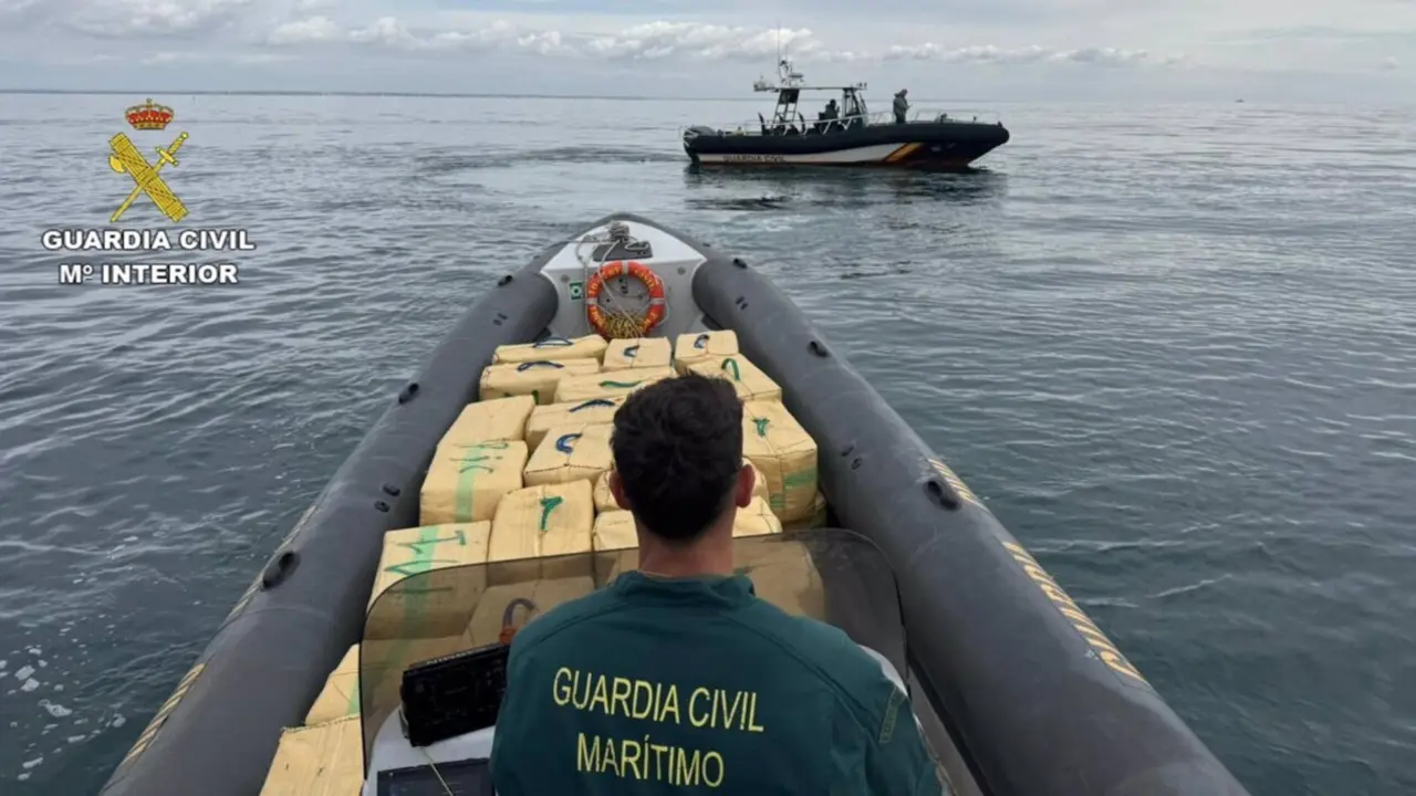  Intervenidos 93 fardos con m&aacute;s de 3.700 kilos de hach&iacute;s en una embarcaci&oacute;n en el r&iacute;o Guadiana (Huelva). - GUARDIA CIVIL | EP 