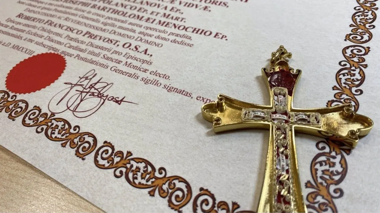  La cruz pectoral con la que el Papa Le&oacute;n XIV se present&oacute; al mundo, el 8 de mayo de 2025, tras ser elegido. - VATICAN MEDIA | EP 